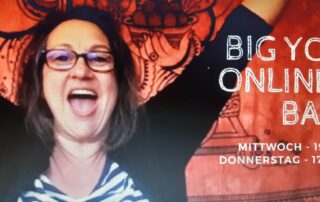 Foto Big Yoga mit Anja Liedtke, eine übergewichtige Frau jubelt und reißt die Arme nach oben und freut sich
