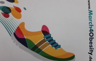 Foto March4Obesity Eine Abbildung von einem bunter Turnschuh in Bewegung mit farbigen Tropfen als Laufbewegung