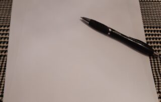 Kugelschreiber auf einem Stapel leerer Blätter