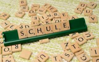 Mit Scrabbel-Plättchen ist das Wort Schule gelegt worden.